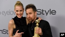 Leslie Bibb (izquierda) posa junto a Sam Rockwell, ganador del premio por mejor actuación por un actor en rol de reparto en la película "Three Billboards Outside Ebbing, Missouri", el domingo, 7 de enero de 2018 en Beverly Hills, California.