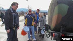 Warga mengantri air di West Virginia State University, West Virginia, 10 Januari 2014. 