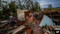 Las personas recuperan pertenencias de su casa, destruida por el huracán Rafael, en Alquizar, Cuba, el jueves 7 de noviembre de 2024. La UNESCO informó el viernes 29 de noviembre de 2024 que entregará kits de materiales escolares y recreativos para unos 3.500 estudiantes.