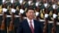 中国国家主席习近平在北京的人民大会堂外检阅仪仗队。(资料照)