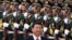 中国国家主席习近平在北京的人民大会堂外检阅仪仗队。（资料照）