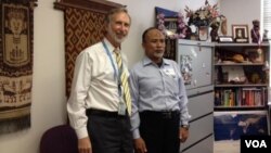 Ustad Samson Rahman (kanan) bersama Norman Goodman, Kepala VOA Siaran Bahasa Indonesia, saat kunjungan ke kantor VOA di Washington DC. 