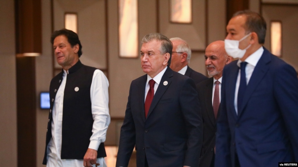 巴基斯坦总理伊姆兰·汗(左一)与乌兹别克斯坦总统沙夫卡特·米尔济约耶夫(中)和其身后的阿富汗总统阿什拉夫·加尼共同参加在乌兹别克斯坦首都塔什干举行的一次国际会议。(2021年7月16日)(photo:VOA)