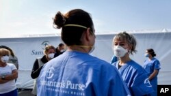 국제구호단체 '사마리탄퍼스'가 신종 코로나바이러스 대응 지원을 위해 이탈리아 북부 크레모나에 설치한 야전병원에서 관계자들이 일하고 있다.