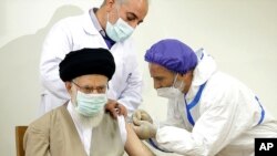 تصاویر منتشر شده از رهبر جمهوری اسلامی ایران در حال تزریق واکسنی که گفته می‌شود «برکت» است