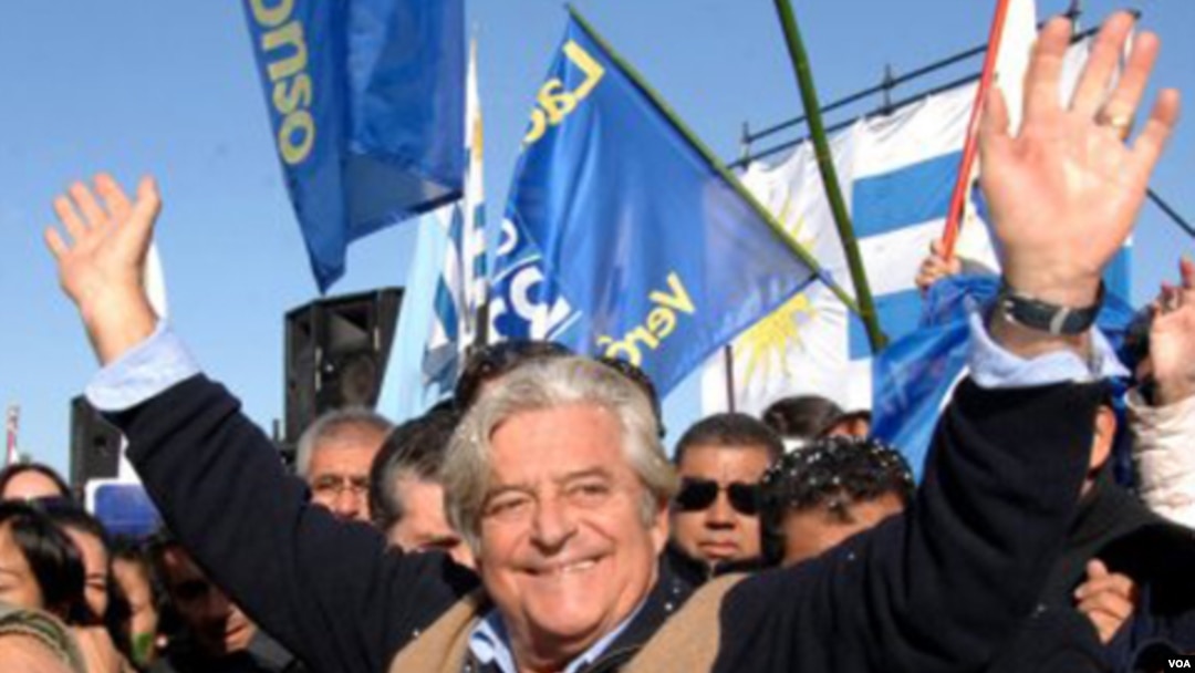 Luis Alberto Lacalle, candidato del Partido Nacional, recorre las calles de Montevideo antes de ir a votar.