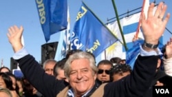 Luis Alberto Lacalle, candidato del Partido Nacional, recorre las calles de Montevideo antes de ir a votar.