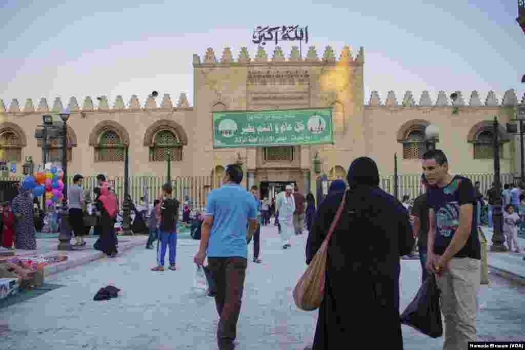 Muslims coming before sunset to the mosque with food for breaking their fast in Amru Ebn Alaas mosque in old Cairo, Egypt, June 21, 2017. (Hamada Elrasam/VOA)