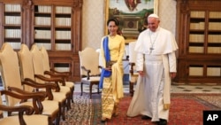 La dirigeante birmane Aung San Suu Kyi et le pape François lors de leur rencontre au Vatican, le 4 mai 2017.