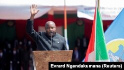 Le président élu du Burundi Evariste Ndayishimiye prête serment lors de sa cérémonie d'investiture à la suite du décès soudain de son prédécesseur Pierre Nkurunziza, au milieu de la menace croissante de la maladie à coronavirus, Burundi le 18 juin 2020.