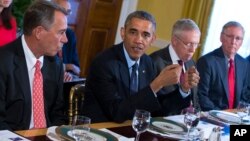 Presiden Barack Obama melakukan pertemuan dengan pimpinan Kongres AS, Ketua DPR John Boehner (kiri), Senator Harry Reid dan Senator Mitch McConnell di Gedung Putih (7/11). Partai Republik menguasai kedua badan Kongres AS mulai Januari 2015.