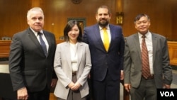 共和党联邦众议员克里斯·史密斯(左)在听证会后与出席证人合影。(2026年6月4日，美国之音李逸华摄)