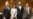 共和党联邦众议员克里斯·史密斯(左)在听证会后与出席证人合影。(2026年6月4日，美国之音李逸华摄)
