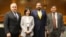 共和党联邦众议员克里斯·史密斯(左)在听证会后与出席证人合影。(2026年6月4日，美国之音李逸华摄)