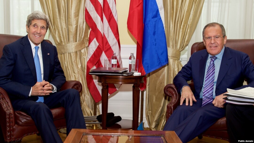Menlu AS John Kerry (kiri) dan Menlu Rusia Sergei Lavrov (foto: dok). Kerry membahas isu kehadiran militer Rusia di Suriah melalui telepon dengan Menlu Rusia Lavrov.