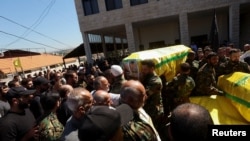 Funeral de um pai, uma mãe e o seu filho, mortos durante um ataque israelita na quarta-feira, em Joun