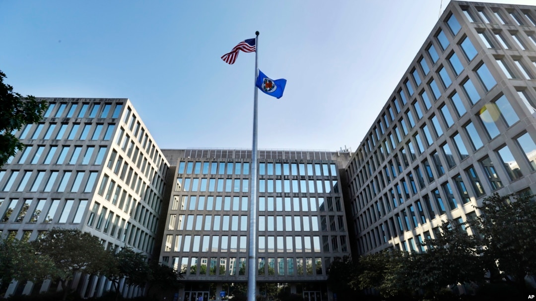 美国政府人事管理局(Office of Personnel Management)大楼。2015年，中国黑客侵入这里电脑系统，盗取了几百万美国联邦政府雇员的身份信息。有关官员和专家担心这些数据可以为日后很多年的间谍招募提供某种路线图。