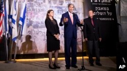 El secretario Kerry, acompañado por Dalia Rabin-Pelossof, hija del asesinado primer ministro israelí Yitzhak Rabin y el alcalde de Tel Aviv, Ron Huldai, este miércoles en Tel Aviv, en el monumento a Rabin.
