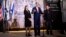 El secretario Kerry, acompañado por Dalia Rabin-Pelossof, hija del asesinado primer ministro israelí Yitzhak Rabin y el alcalde de Tel Aviv, Ron Huldai, este miércoles en Tel Aviv, en el monumento a Rabin.