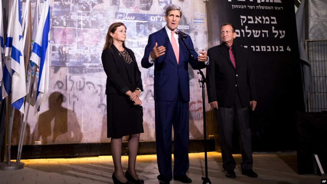 Menlu AS John Kerry (tengah) bersama Dalia Rabin-Pelossof, puteri mantan PM Israel Yitzhak Rabin dan Walikota Tel Aviv Mayor Ron Huldai dalam acara untuk mengenang Yitzhak Rabin, di Tel Aviv Selasa (5/11). 
