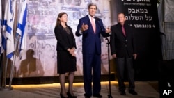 Menlu AS John Kerry (tengah) bersama Dalia Rabin-Pelossof, puteri mantan PM Israel Yitzhak Rabin dan Walikota Tel Aviv Mayor Ron Huldai dalam acara untuk mengenang Yitzhak Rabin, di Tel Aviv Selasa (5/11). 