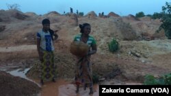 Des femmes sur un site aurifère à Siguiri, en Guinée, le 16 mai 2018. (VOA/Zakaria Camara)