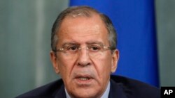 ရုရှားနိုင်ငံခြားရေးဝန်ကြီး Sergei Lavrov အင်္ဂါနေ့က သတင်းစာရှင်းလင်းပွဲ ပြုလုပ်နေစဉ် (၂၅ ဇွန် ၂၀၁၃)