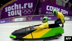 Deux athlètes jamaïcains sur un bobsleigh à Sochi, le 16 février 2014.