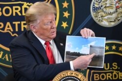 도널드 트럼프 대통령이 23일 애리조나 주 유마의 국경경비대를 방문해 멕시코 국경장벽에 대해 설명하고 있다.