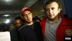 Wilson Ramos (izq.), sano y salvo, junto al ministro de Interior y Justicia, Tareck El Aissami.