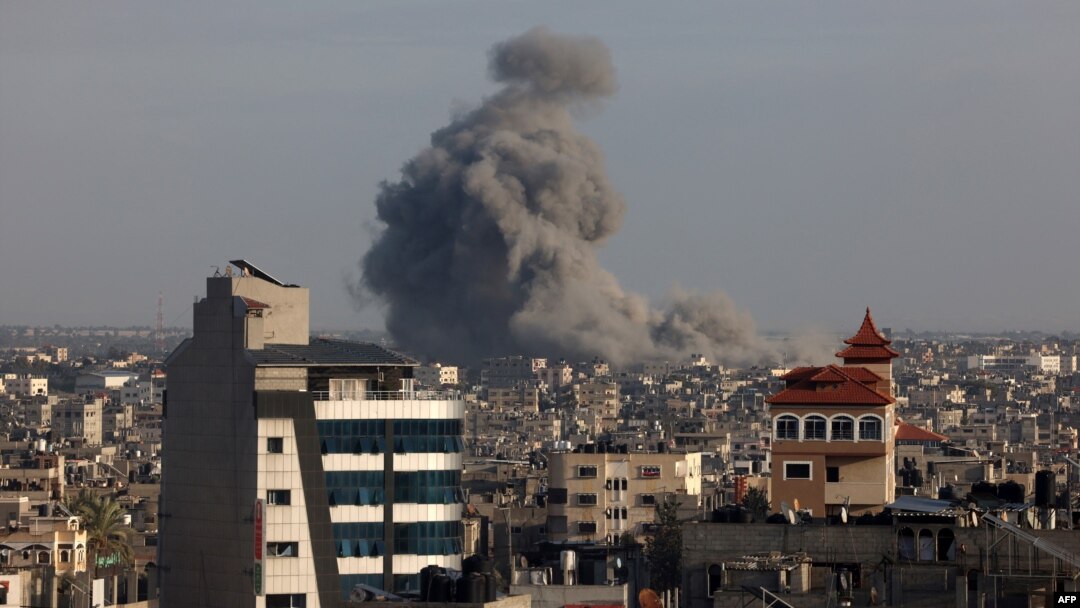 Slika snimljena iz Rafaha prikazuje dim koji se nadvija nad Kan Junisom u južnom pojasu Gaze tokom izraelskog bombardovanja 24. januara 2024.