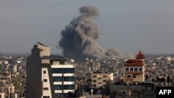 Slika snimljena iz Rafaha prikazuje dim koji se nadvija nad Kan Junisom u južnom pojasu Gaze tokom izraelskog bombardovanja 24. januara 2024.