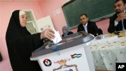 A Jordanian woman casts her vote in a polling station in Amman, Jordan, 09 Nov 2010