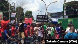 Des opposants à Alpha Condé avec des pancartes à Conakry, Guinée, le 2 août 2017. (VOA/Zakaria Camara)