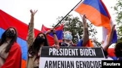 2021년 4월 24일 미국 워싱턴 주재 터키 대사관 앞에서 아르메니아인 학살을 인정하라고 요구하며 사람들이 시위를 벌이고 있다.