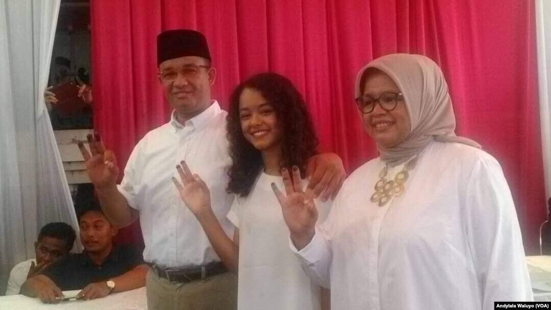 Calon Gubernur Pilkada DKI Jakarta Putaran Kedua Anies Baswedan bersama istri dan putrinya menggunakan hak pilihnya di TPS 28 Cilandak Barat Jakarta Selatan Rabu (19/4). Foto Andylala.