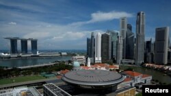 Pemandangan kasino Marina Bay Sands, hotel dan gedung pencakar langit di pusat bisnis Singapura, 27 Mei 2016.