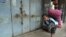 Perempuan buruh angkut di pasar di Solo. (VOA/Yudha Satriawan)
