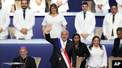 El nuevo presidente panameño, José Raúl Mulino, saluda antes de dar un discurso en su ceremonia de juramento en el Centro de Convenciones Atlapa en la ciudad de Panamá, el lunes 1 de julio de 2024.