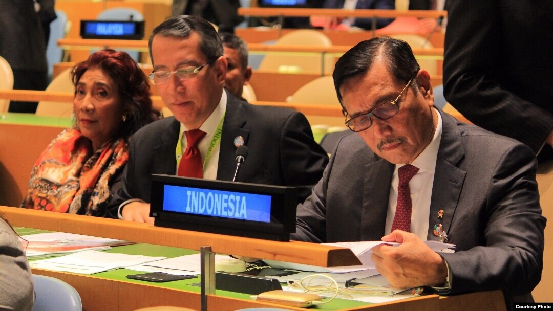 Menko Maritim Luhut Binsar Panjaitan (kanan) dan Menteri Perikanan Susi Pudjiastuti (kiri) menghadiri Konferensi Kelautan Sedunia PBB di New York hari Selasa 6/6, (Foto: Kemenko Kemaritiman RI).