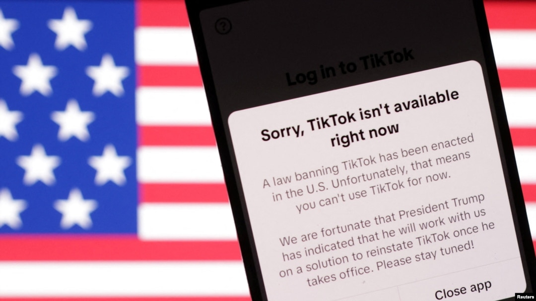 На иллюстрации изображен флаг США и приложение TikTok с сообщением «Извините, TikTok сейчас недоступен».