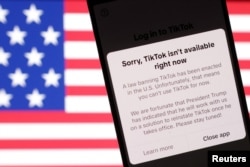 Додаток TikTok на тлі прапора США з повідомленням: "На жаль, TikTok наразі недоступний". 19 січня 2025 року. Ілюстрація: REUTERS/Dado Ruvic/Illustration