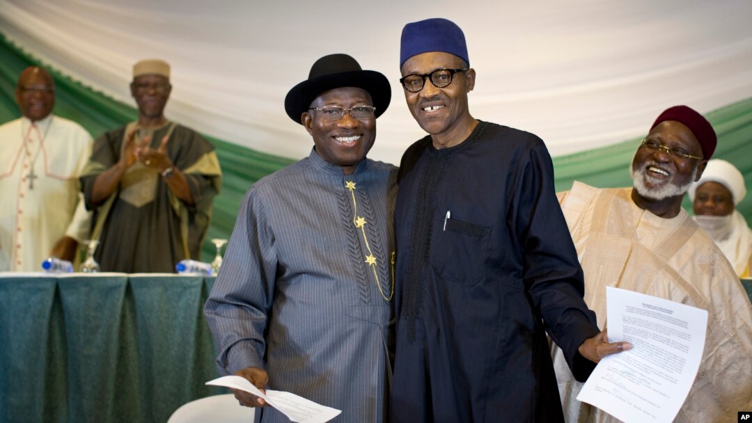 Presiden Goodluck Jonathan (kiri) dan pesaingnya, Muhammadu Buhari berpelukan di Abuja, Nigeria, Kamis (26/3).