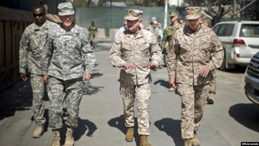 Petinggi militer AS, Jenderal Martin Dempsey (kedua dari kiri) melakukan peninjauan di Afghanistan. Pesawat Jenderal Dempsey terkena serangan roket Taliban hari Selasa (21/8). 
