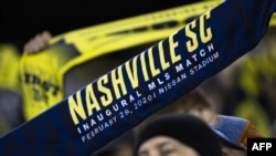 Un fan de Nashville SC brandit son écharpe lors du match contre Atlanta United, USA, le 28 février 2020. 