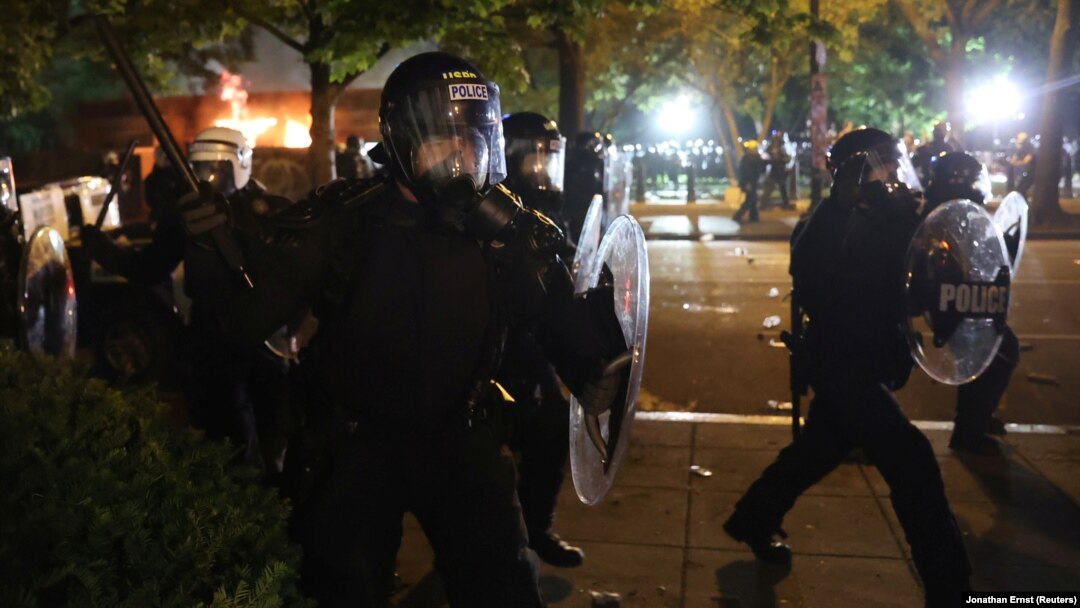 Arhia - Policija potiskuje demonstrante tokom protesta zbog smrti Džordža Flojda, u blizini Bele kuće, u Vašingtonu, 31. maja 2020. (REUTERS/Jonathan Ernst)