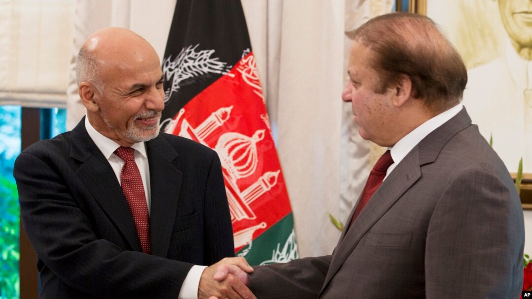 PM Pakistan Nawaz Sharif (kanan) menyambut kedatangan Presiden Afghanistan Ashraf Ghani di rumah dinasnya di Islamabad, Pakistan (15/11).