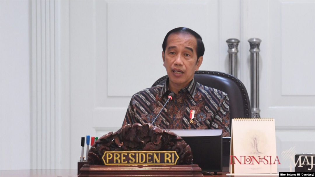 Presiden Jokowi dalam rapat terbatas di Istana Kepresidenan di Jakarta, Senin (22/11). Presiden menegaskan penerapan PPKM level 3 selama periode liburan Nataru diperlukan sebagai antisipasi untuk mencegah ledakan kasus COVID-19. (Foto: Courtesy/Biro Setp