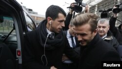 Đặc phái viên của Cao ủy về Người tỵ nạn Liên Hiệp Quốc, nữ diễn viên Angelina Jolie (phải), gặp gỡ bà Baw Meh 75 tuổi, một người tỵ nạn thuộc sắc tộc Karenni, và gia đình bà ở Myanmar tại trại tỵ nạn Ban Mai Nai Soi gần biên giới với Thái Lan.
