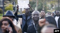 Un homme brandit une affiche mentionnant "Non non à l'esclavage" au cours d'une marche contre "l'esclavage en Libye", Paris, 18 novembre 2017.